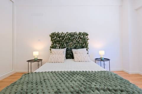 Apartamento T2 totalmente remodelado, com arrecadação, em Benfica