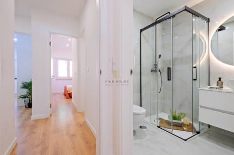 Apartamento T2 totalmente remodelado, com arrecadação, em Benfica