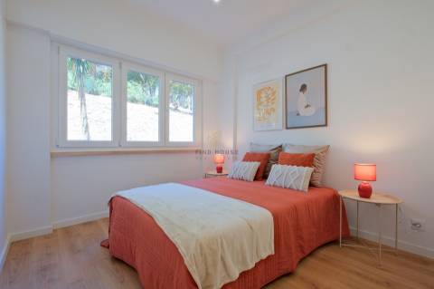Apartamento T2 totalmente remodelado, com arrecadação, em Benfica