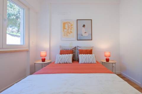 Apartamento T2 totalmente remodelado, com arrecadação, em Benfica