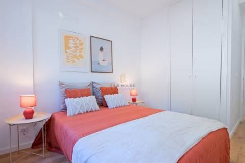 Apartamento T2 totalmente remodelado, com arrecadação, em Benfica