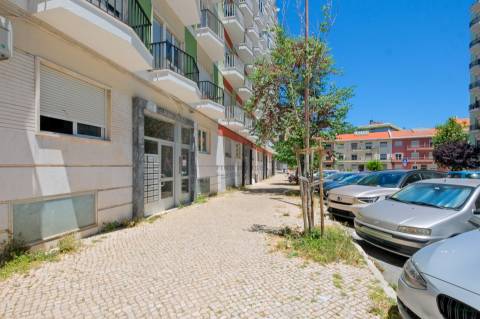 Apartamento T2 totalmente remodelado, com arrecadação, em Benfica
