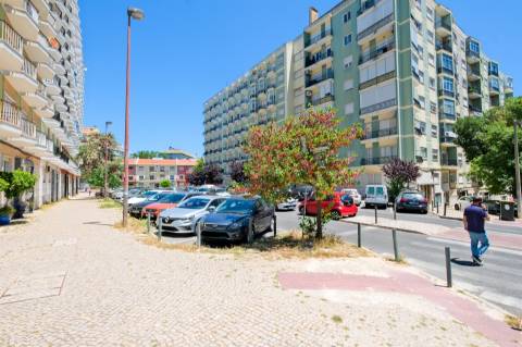 Apartamento T2 totalmente remodelado, com arrecadação, em Benfica