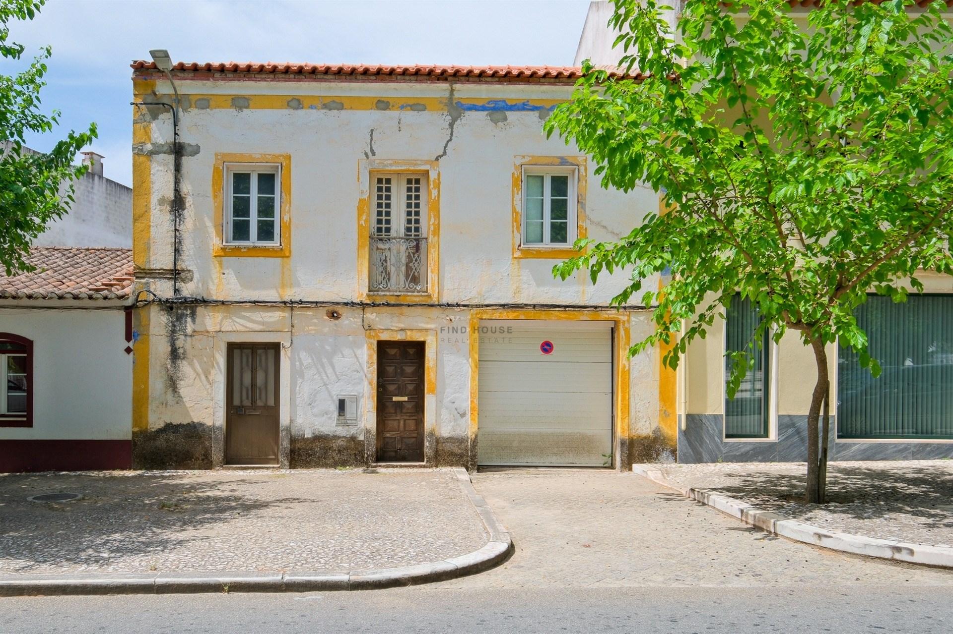 Moradia T4 para remodelação no centro de Vila Viçosa