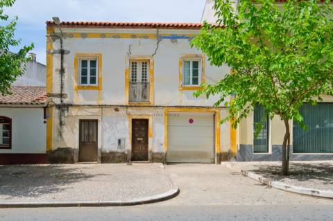 Moradia T4 para remodelação no centro de Vila Viçosa