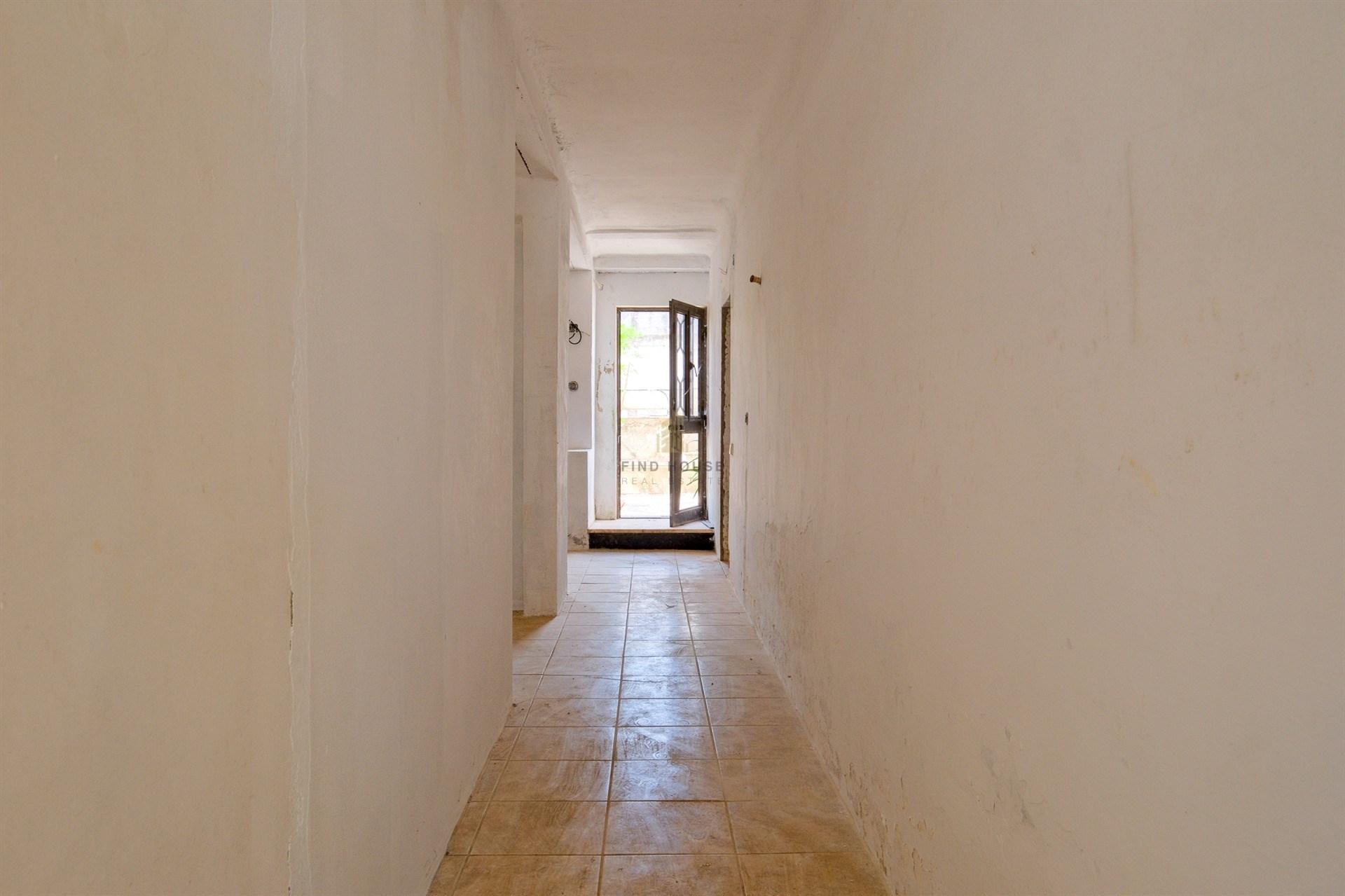 Moradia T4 para remodelação no centro de Vila Viçosa