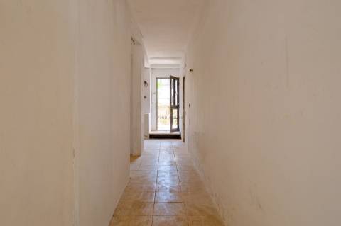 Moradia T4 para remodelação no centro de Vila Viçosa