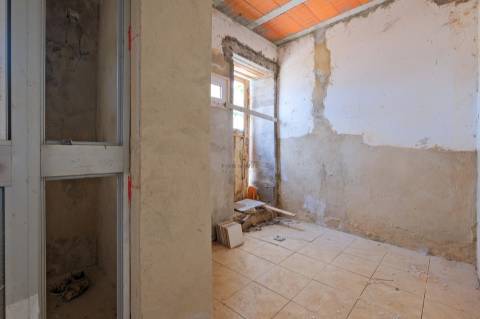Moradia T4 para remodelação no centro de Vila Viçosa