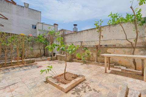 Moradia T4 para remodelação no centro de Vila Viçosa