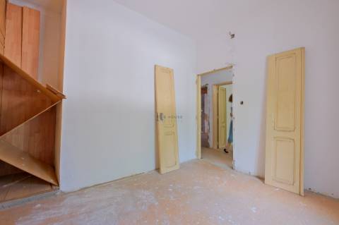Moradia T4 para remodelação no centro de Vila Viçosa