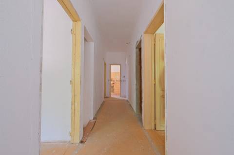 Moradia T4 para remodelação no centro de Vila Viçosa