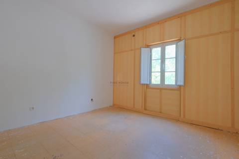 Moradia T4 para remodelação no centro de Vila Viçosa