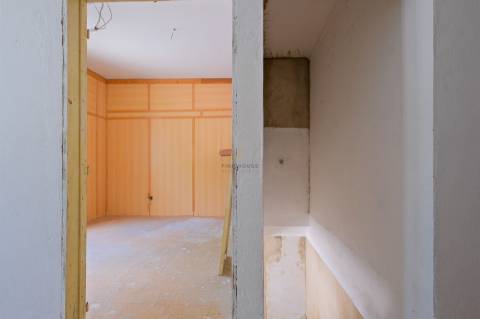 Moradia T4 para remodelação no centro de Vila Viçosa