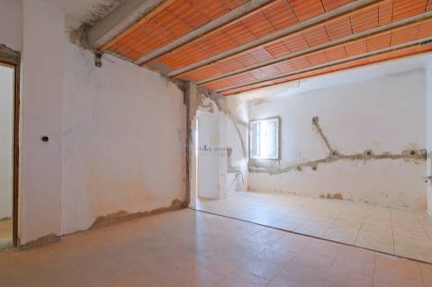 Moradia T4 para remodelação no centro de Vila Viçosa