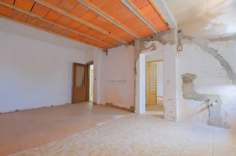 Moradia T4 para remodelação no centro de Vila Viçosa