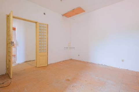 Moradia T4 para remodelação no centro de Vila Viçosa