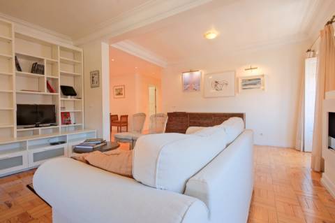 Arrenda-se Apartamento T3 totalmente mobilado na Avenida de Roma, Lisboa