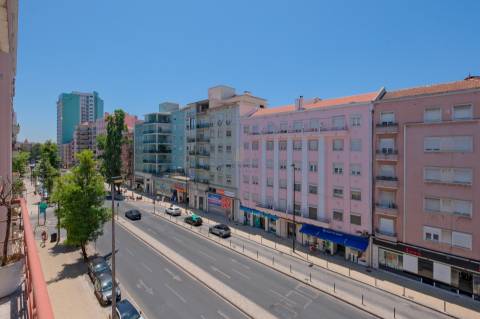 Arrenda-se Apartamento T3 totalmente mobilado na Avenida de Roma, Lisboa