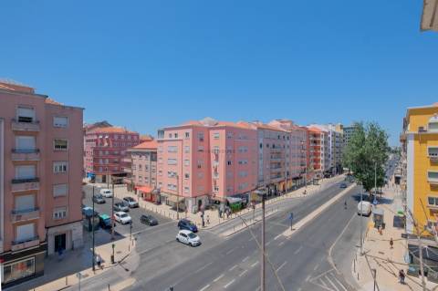 Arrenda-se Apartamento T3 totalmente mobilado na Avenida de Roma, Lisboa