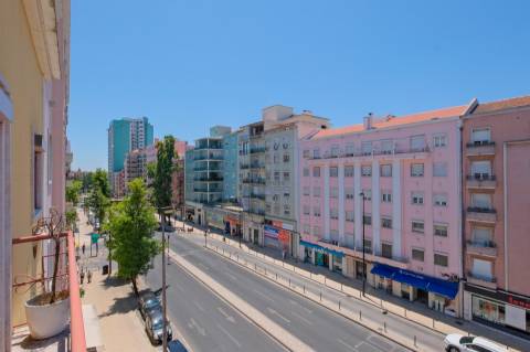 Arrenda-se Apartamento T3 totalmente mobilado na Avenida de Roma, Lisboa