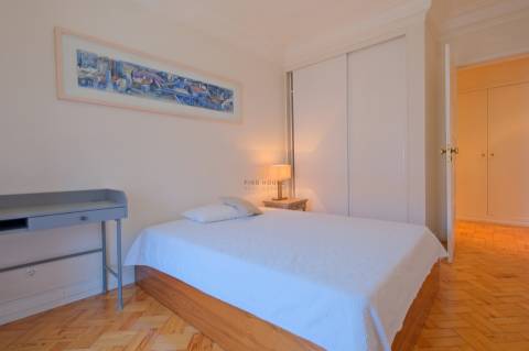 Arrenda-se Apartamento T3 totalmente mobilado na Avenida de Roma, Lisboa
