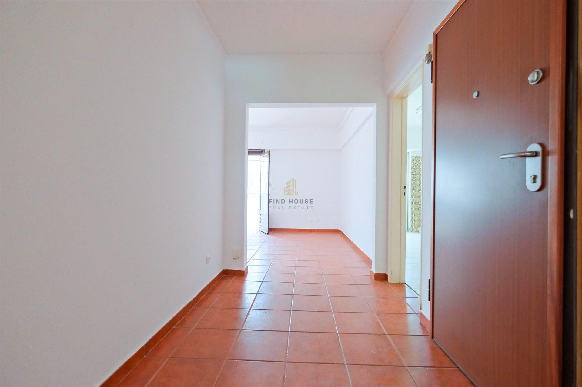 Apartamento T3 no Bairro do Junqueiro, Parede