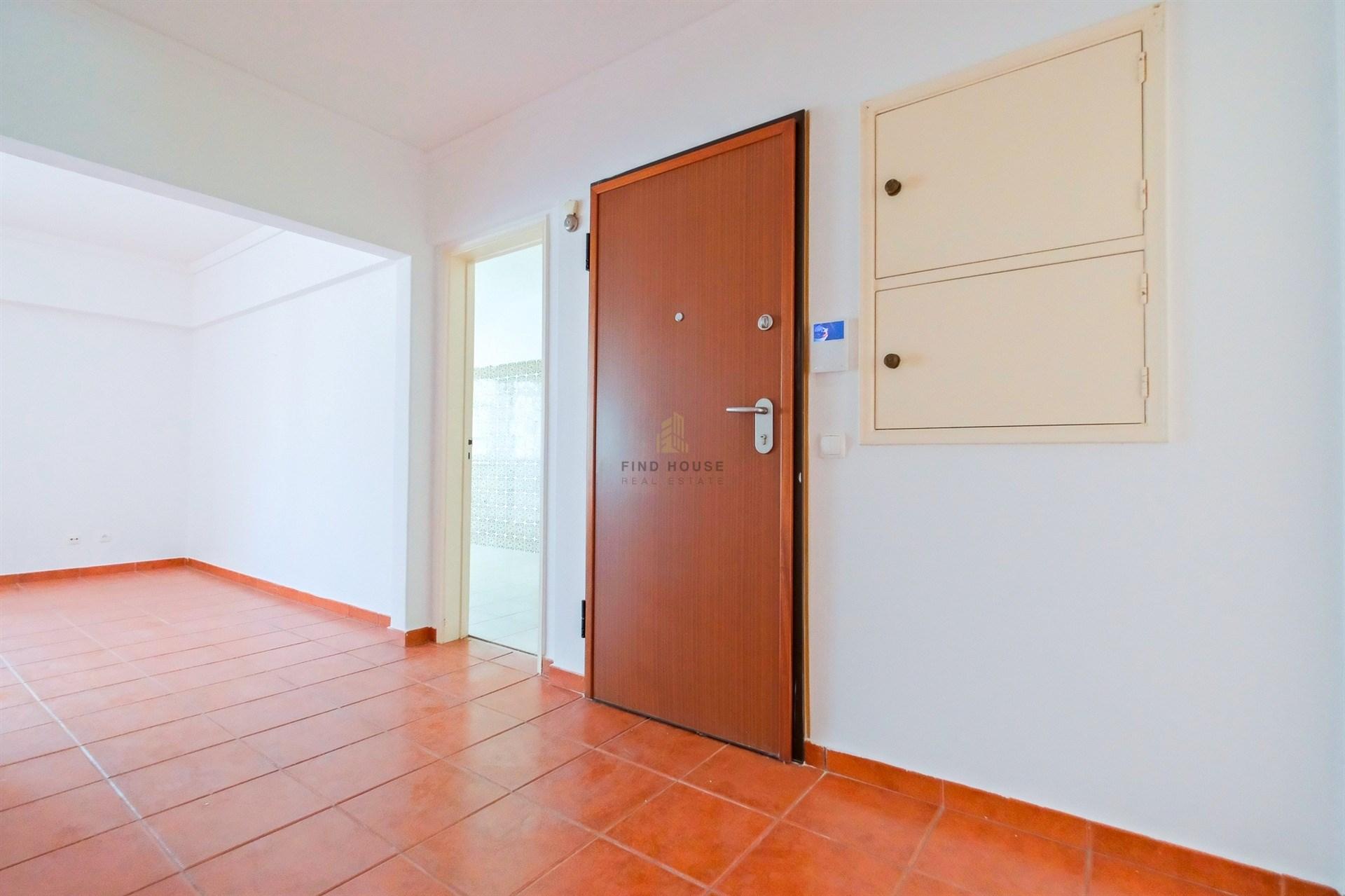 Apartamento T3 no Bairro do Junqueiro, Parede