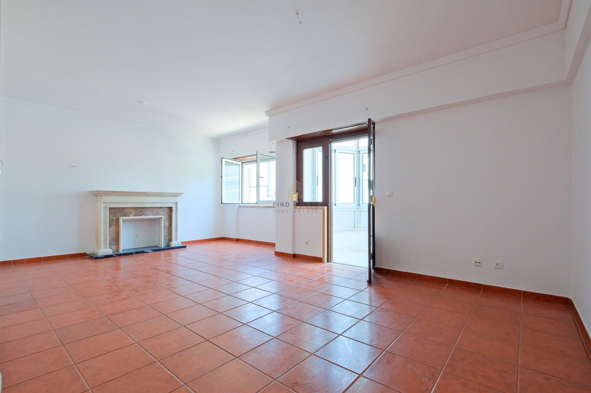 Apartamento T3 no Bairro do Junqueiro, Parede