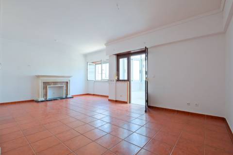 Apartamento T3 no Bairro do Junqueiro, Parede