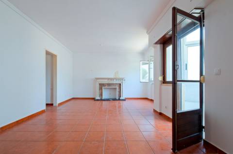 Apartamento T3 no Bairro do Junqueiro, Parede
