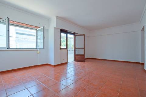 Apartamento T3 no Bairro do Junqueiro, Parede