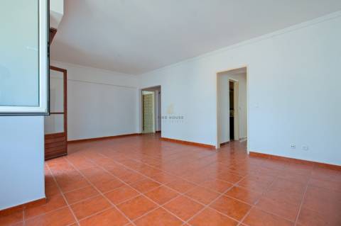 Apartamento T3 no Bairro do Junqueiro, Parede