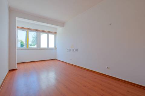 Apartamento T3 no Bairro do Junqueiro, Parede