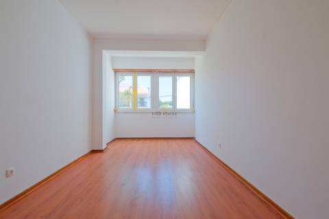 Apartamento T3 no Bairro do Junqueiro, Parede