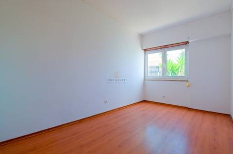 Apartamento T3 no Bairro do Junqueiro, Parede