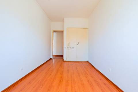 Apartamento T3 no Bairro do Junqueiro, Parede