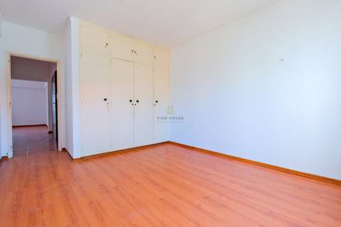 Apartamento T3 no Bairro do Junqueiro, Parede