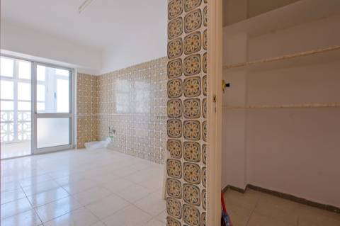 Apartamento T3 no Bairro do Junqueiro, Parede