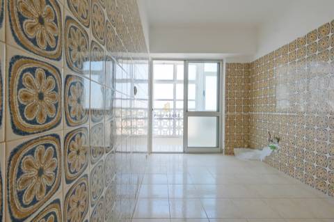 Apartamento T3 no Bairro do Junqueiro, Parede