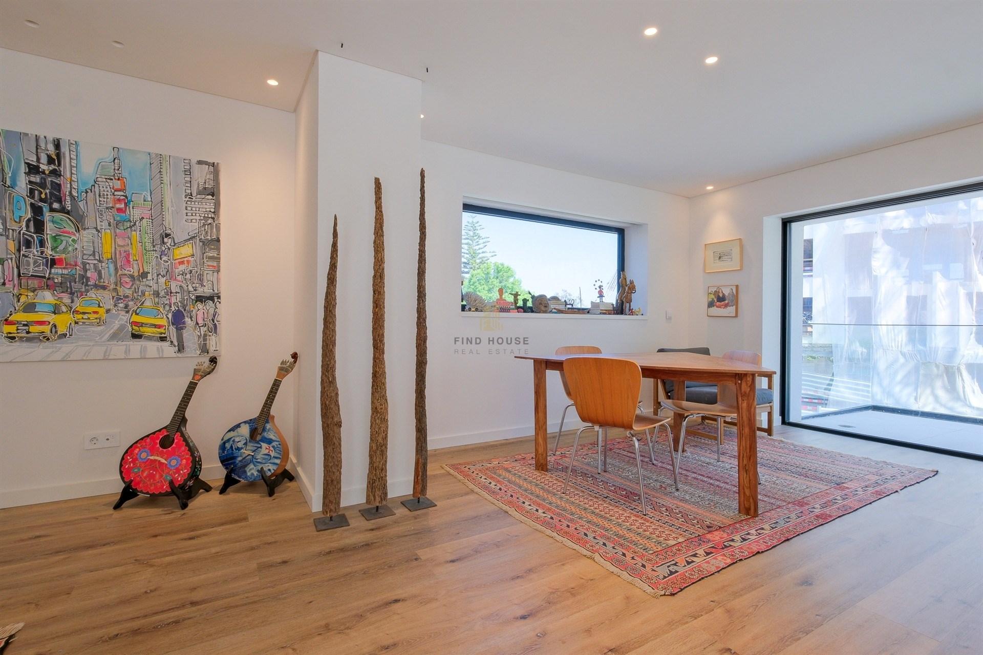 Apartamento T4+1 Triplex com piscina e jardim privativos e vista mar no Monte Estoril