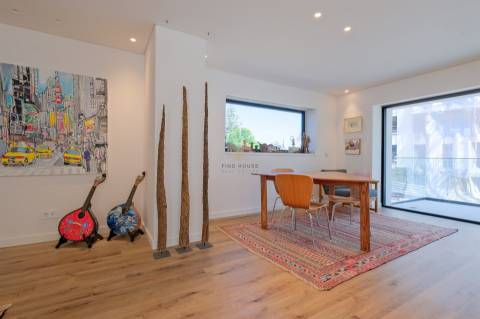 Apartamento T4+1 Triplex com piscina e jardim privativos e vista mar no Monte Estoril