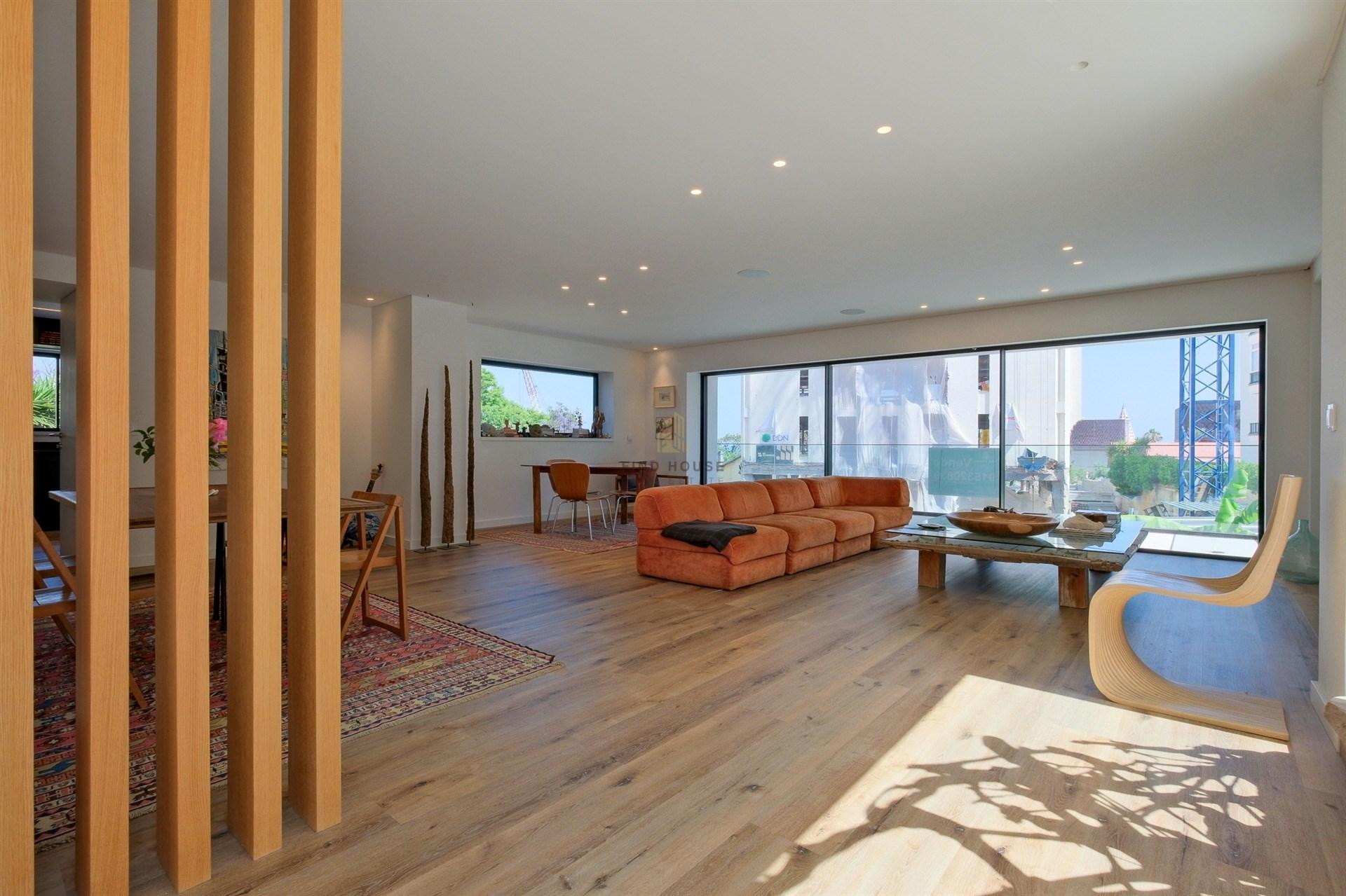 Apartamento T4+1 Triplex com piscina e jardim privativos e vista mar no Monte Estoril