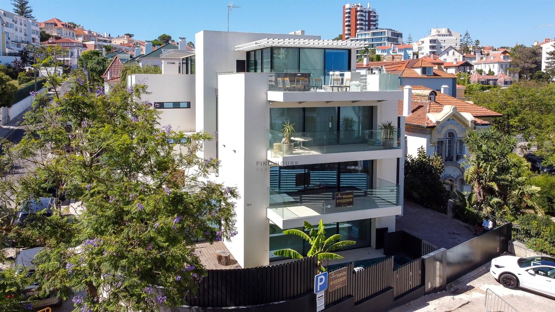 Apartamento T4+1 Triplex com piscina e jardim privativos e vista mar no Monte Estoril