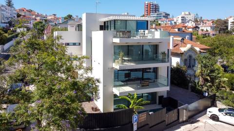 Apartamento T4+1 Triplex com piscina e jardim privativos e vista mar no Monte Estoril