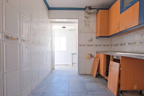 Moradia T4 para remodelação, com logradouro em Loures