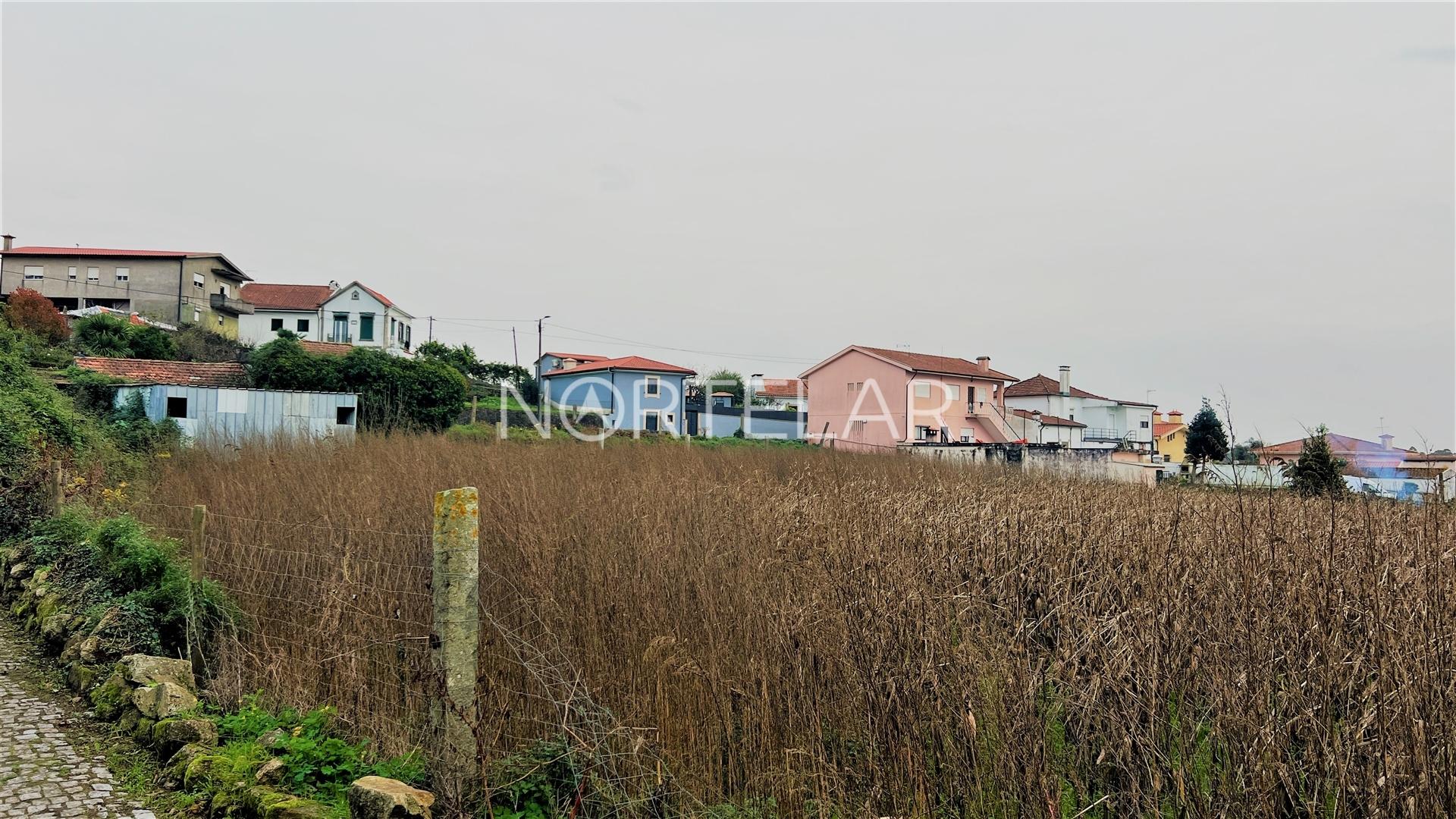 Moradia T3 para reabilitação com 3.280 m² – Coronado, Trofa