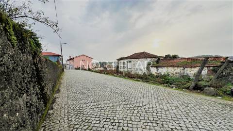 Moradia T3 para reabilitação com 3.280 m² – Coronado, Trofa