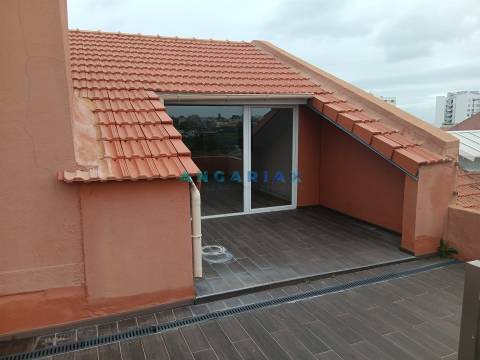 ANG1573 - Apartamento T2 Duplex para Venda em Lisboa