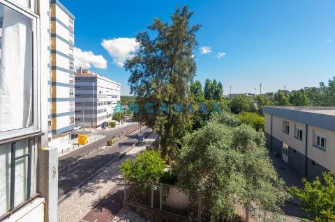 ANG1642 - Apartamento T2 para Venda em Monte Abraão, Lisboa