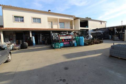 Moradia T3 + Loja/Armazém para comércio/ Com 1400m2 / Boa Vista / Leiria